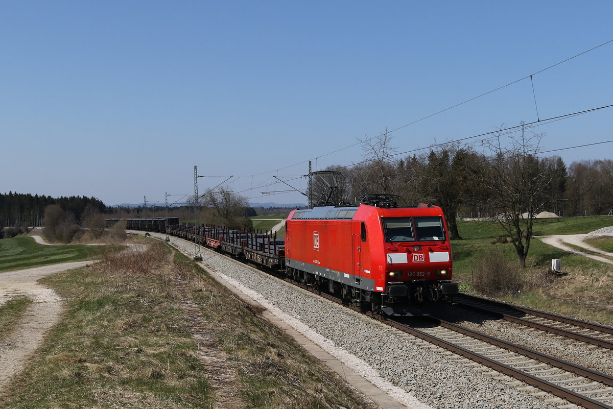 185 052 war am 2. April 2020 mit einem Stahlzug bei Grabenst�tt in Richtung Freilassing unterwegs.