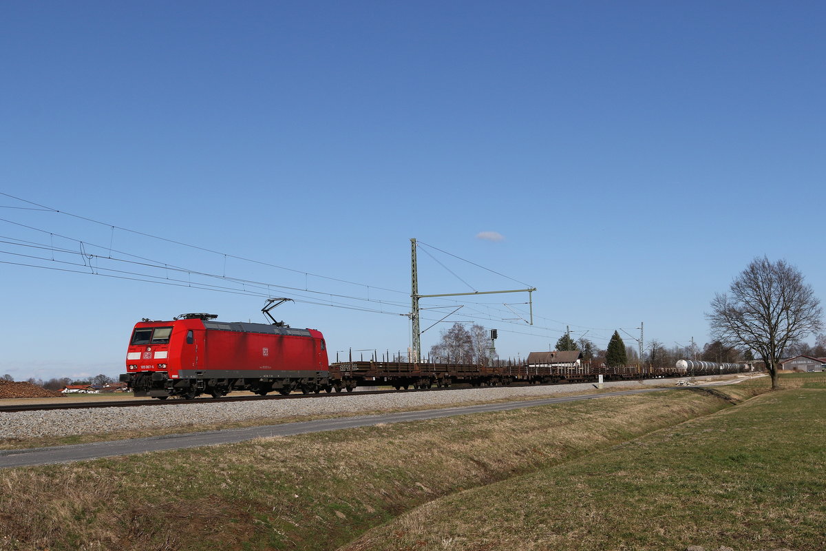 185 067 mit einem gemischten G�terzug am 1. M�rz 2020 bei �bersee.
