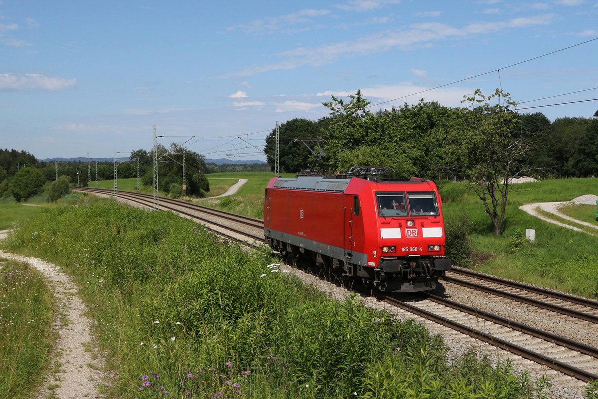 185 068 war am 1. Juli 2020 bei Grabenst�tt im Chiemgau in Richtung Freilassing unterwegs.