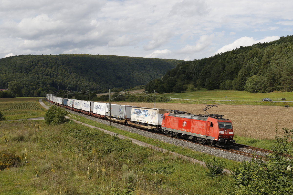 185 106-2 w�rde dringend wieder einen neuen Anstrich ben�tigen. Aufgenommen mit einem KLV am 18. August 2017 bei Harrbach im Maintal.