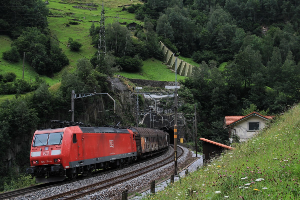 185 110-4 war am 20. August 2014 auf der  Gotthard-Strecke  bei Wassen talw�rtstfahrend unterwegs.
