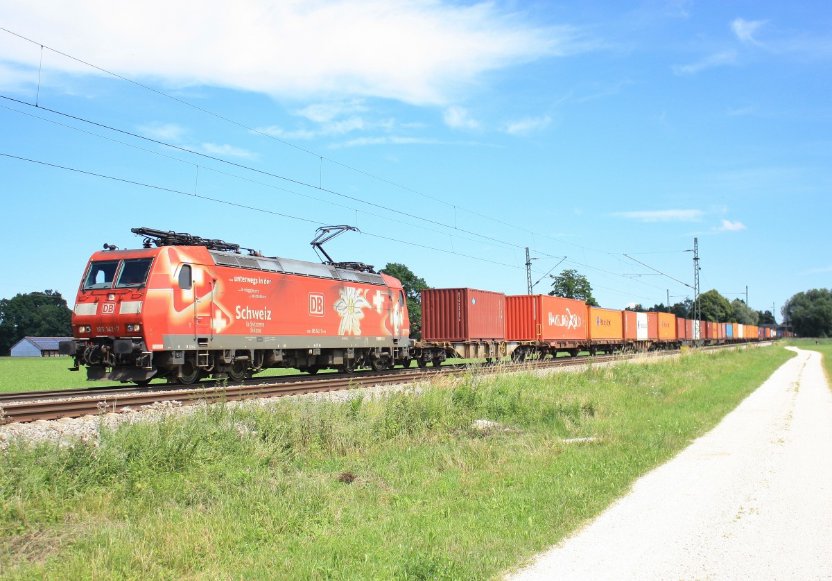 185 142-7 mit einem Containerzug am 2. August 2014 bei �bersee am Chiemsee.