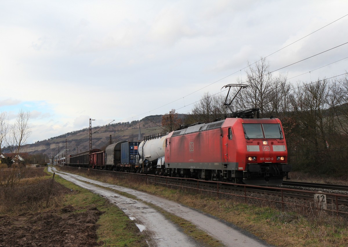 185 145-0 fuhr uns mit einem gemischten G�terzug am 21. Februar 2014 bei Th�ngersheim vor die Linse.