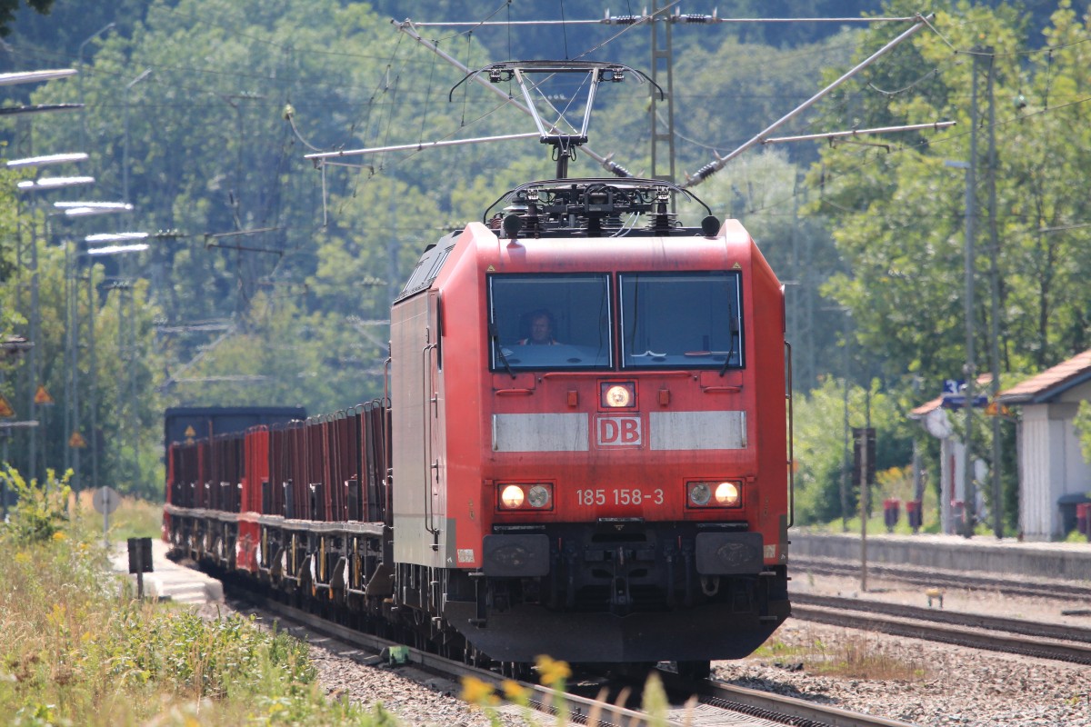 185 158-3 beim durchfahren des Bahnhofs von Assling in Richtung M�nchen am 20. August 2013.
