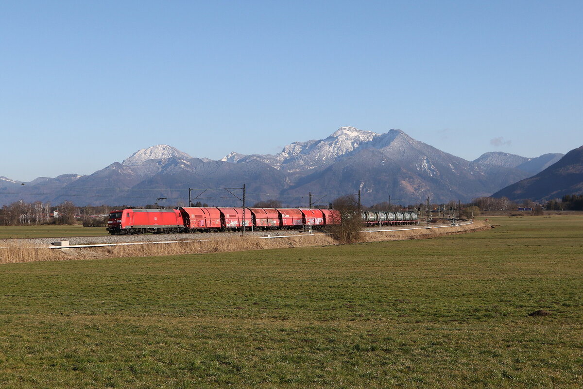185 182 mit dem  M�llzug  aus Freilassing kommend am 18. M�rz 2025 bei Bernau am Chiemsee.