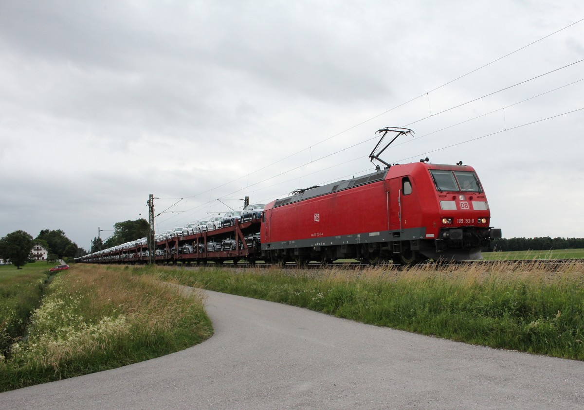 185 193-0 war mit einem Autozug am 21. Juni 2015 bei �bersee in Richtung Salzburg unterwegs.