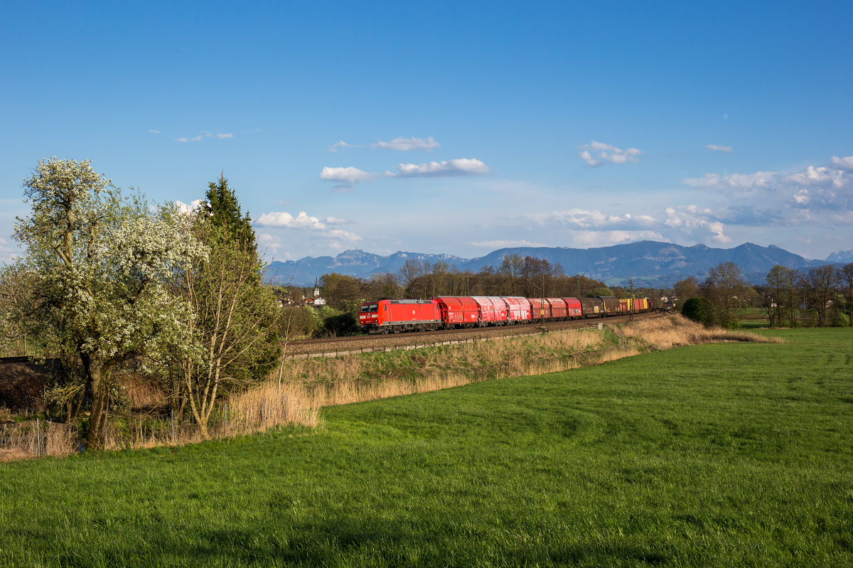 185 197 mit einem gemischten G�terzug am 10. April 2017 bei Rann.