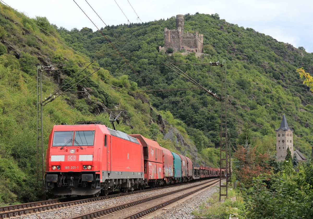 185 201-1 mit einem gemischten G�terzug am 21. August 2014 bei St. Goarshausen.