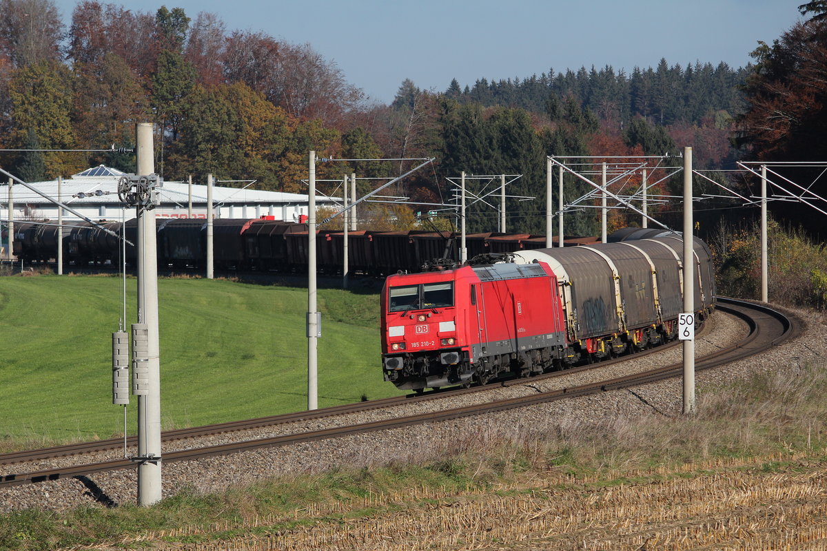 185 210-2 mit einem gemischten G�terzug am 31. Oktober 2016 bei Traunstein.