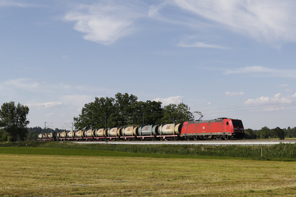 185 225 mit einem M�llzug am 8. Mai 2018 bei Bernau am Chiemsee.