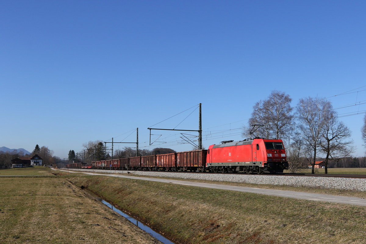 185 245 war am 1. M�rz 2021 mit einem Stahlzug bei �bersee am Chiemsee in Richtung Freilassing unterwegs.
