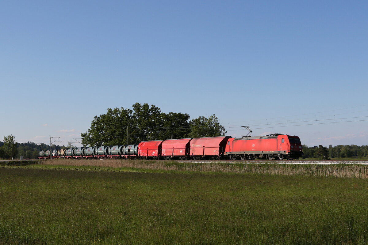 185 253 mit dem  M�llzug  aus Rosenheim kommend am 31. Mai 2021 bei Bernau am Chiemsee.