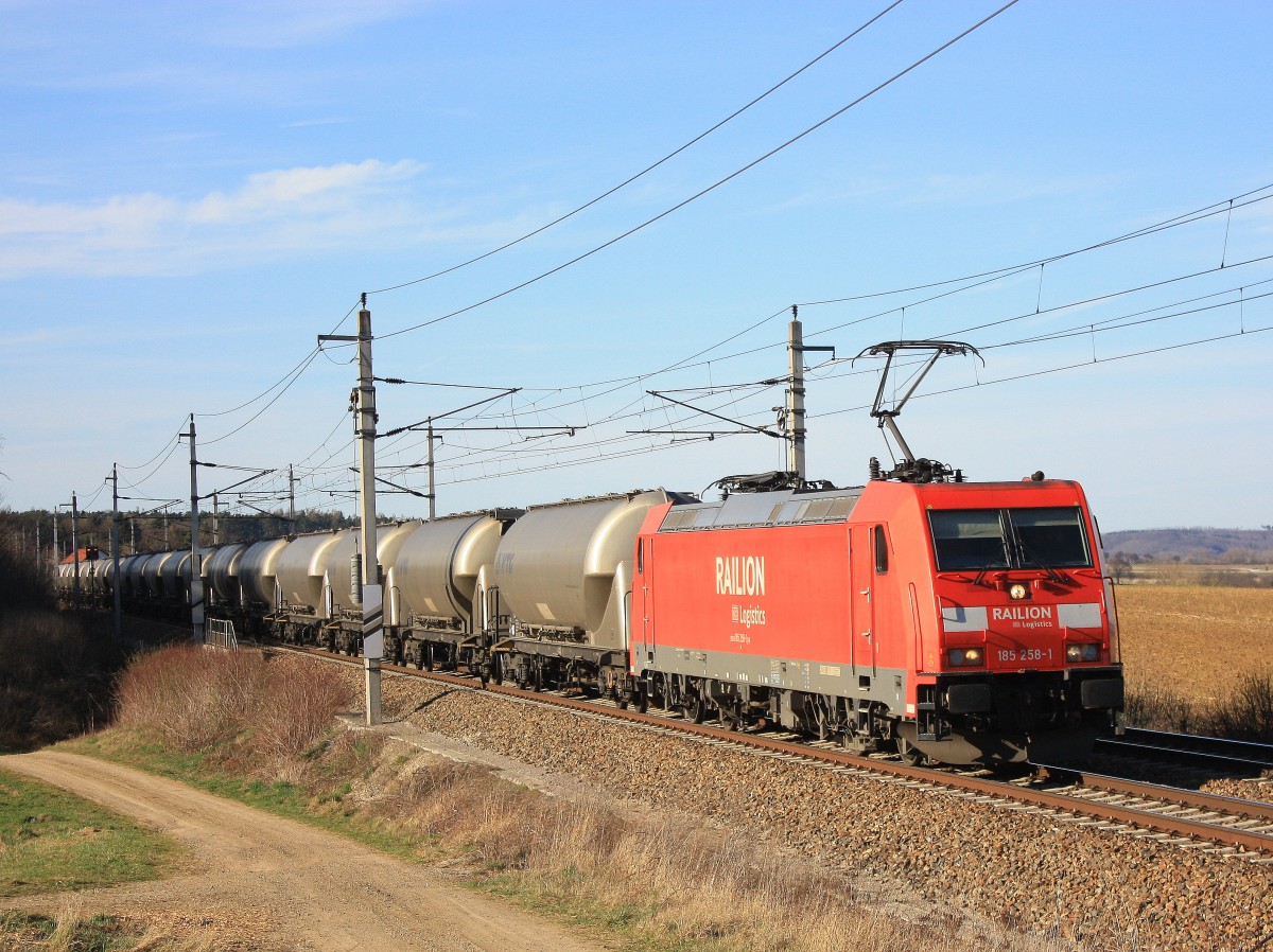 185 258-1 mit einem Kesselzug am 20. M�rz 2014 bei B�heimkirchen.