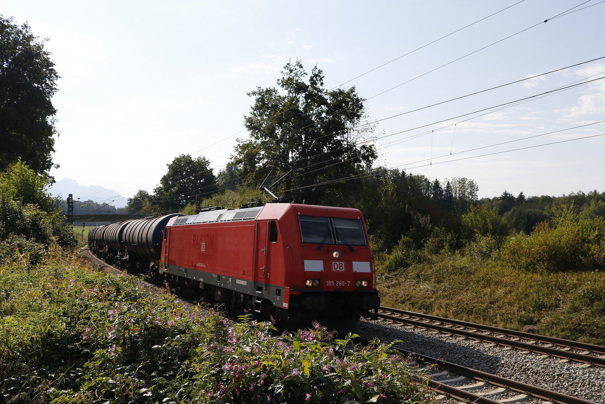185 260 war mit einem Kesselwagenzug am 18. September 2018 bei Grabenst�tt in Richtung Salzburg unterwegs.