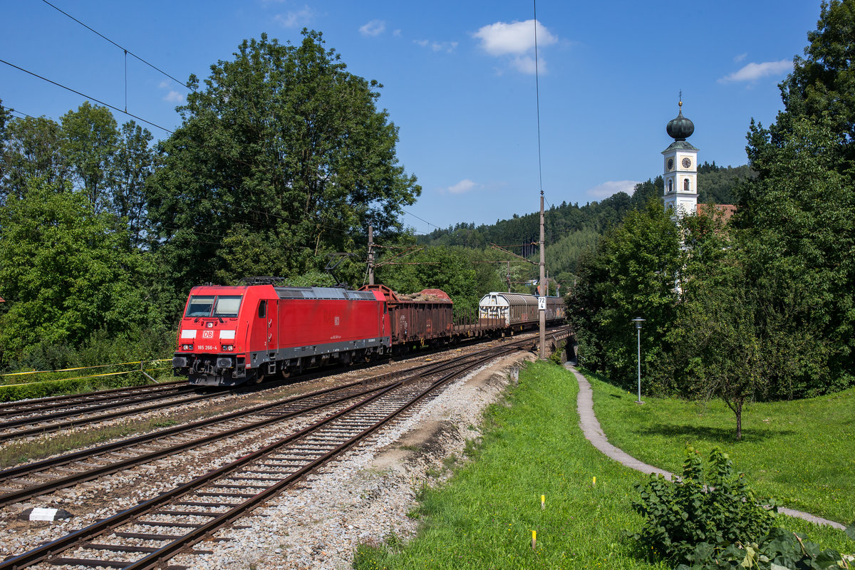 185 266-4 mit einem gemischten G�terzug am 23. August 2017 bei Wernstein.