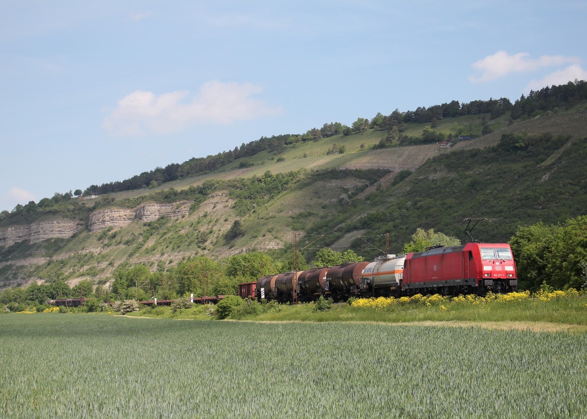 185 277-1 ist am 14. Mai 2015 mit einem gemischten G�terzug bei Th�ngersheim in Richtung W�rzburg unterwegs.