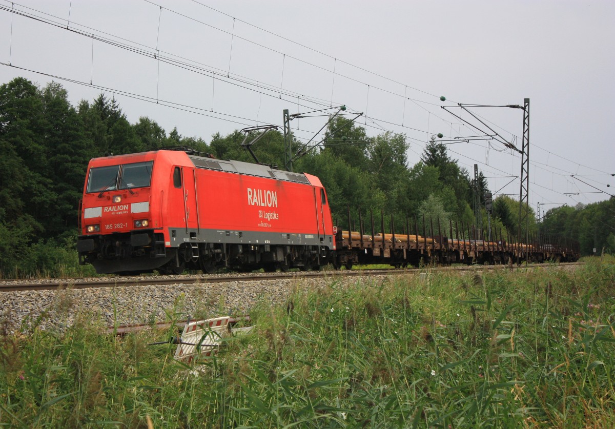 185 282-1 mit einem Stahlzug am 8. August 2013 bei Bernau am Chiemsee.