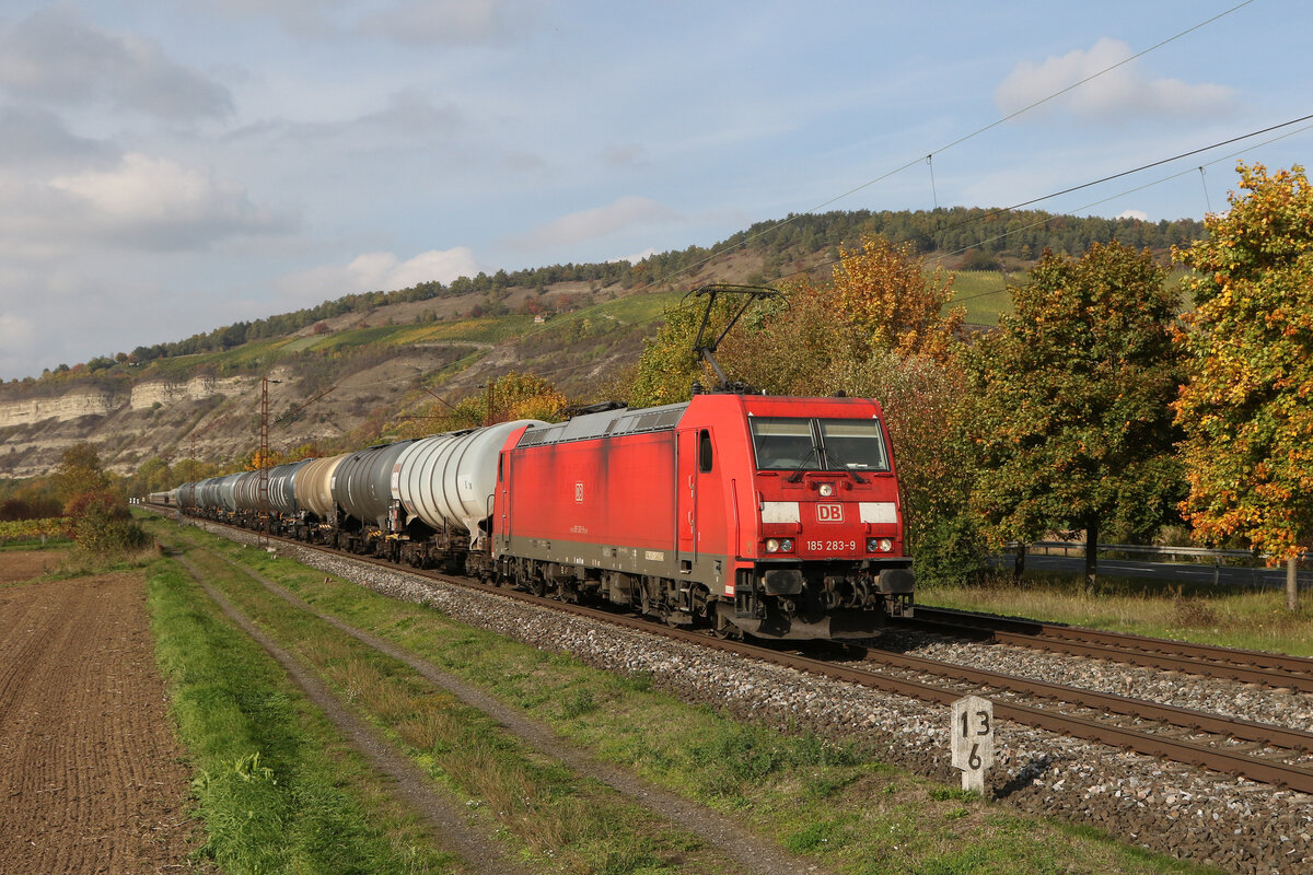 185 283 war mit einem Kesselwagenzug am 12. Oktober 2022 bei Th�ngersheim in Richtung W�rzburg unterwegs.