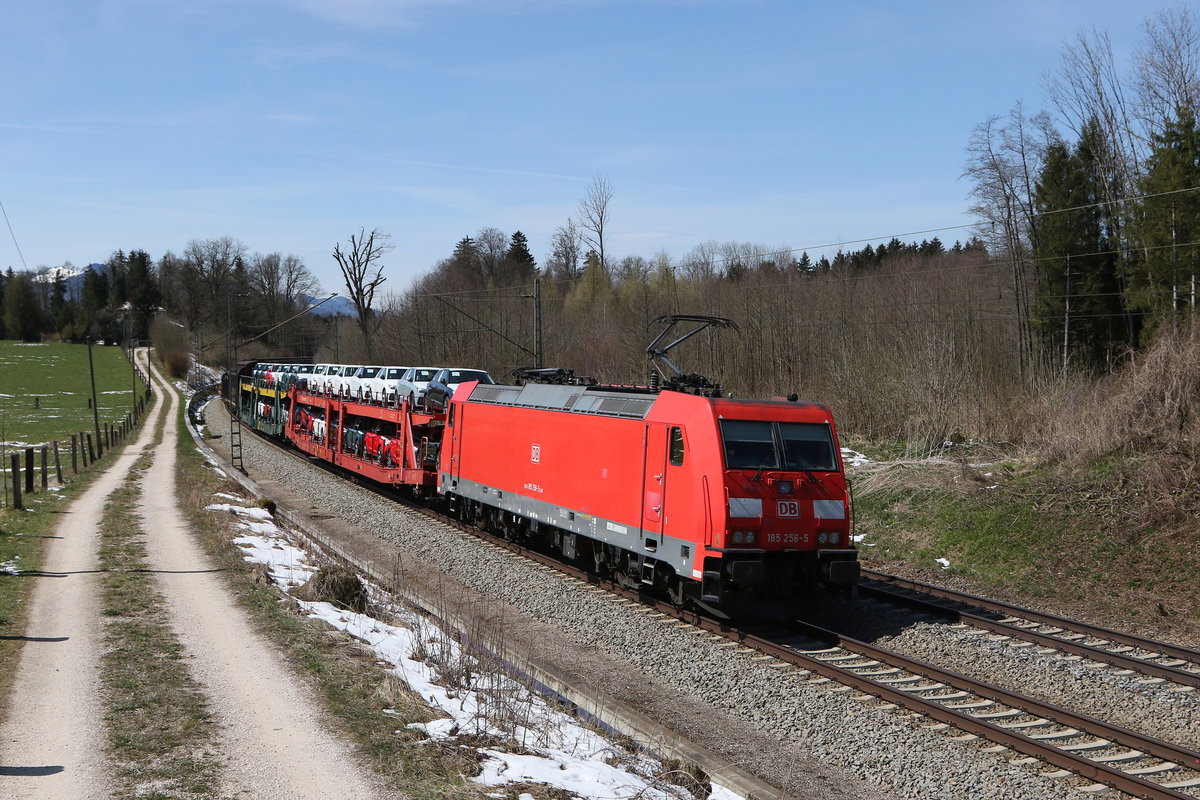 185 286 war mit einem  Mischer  am 9. April 2021 bei Grabenst�tt in Richtung Freilassing unterwegs.