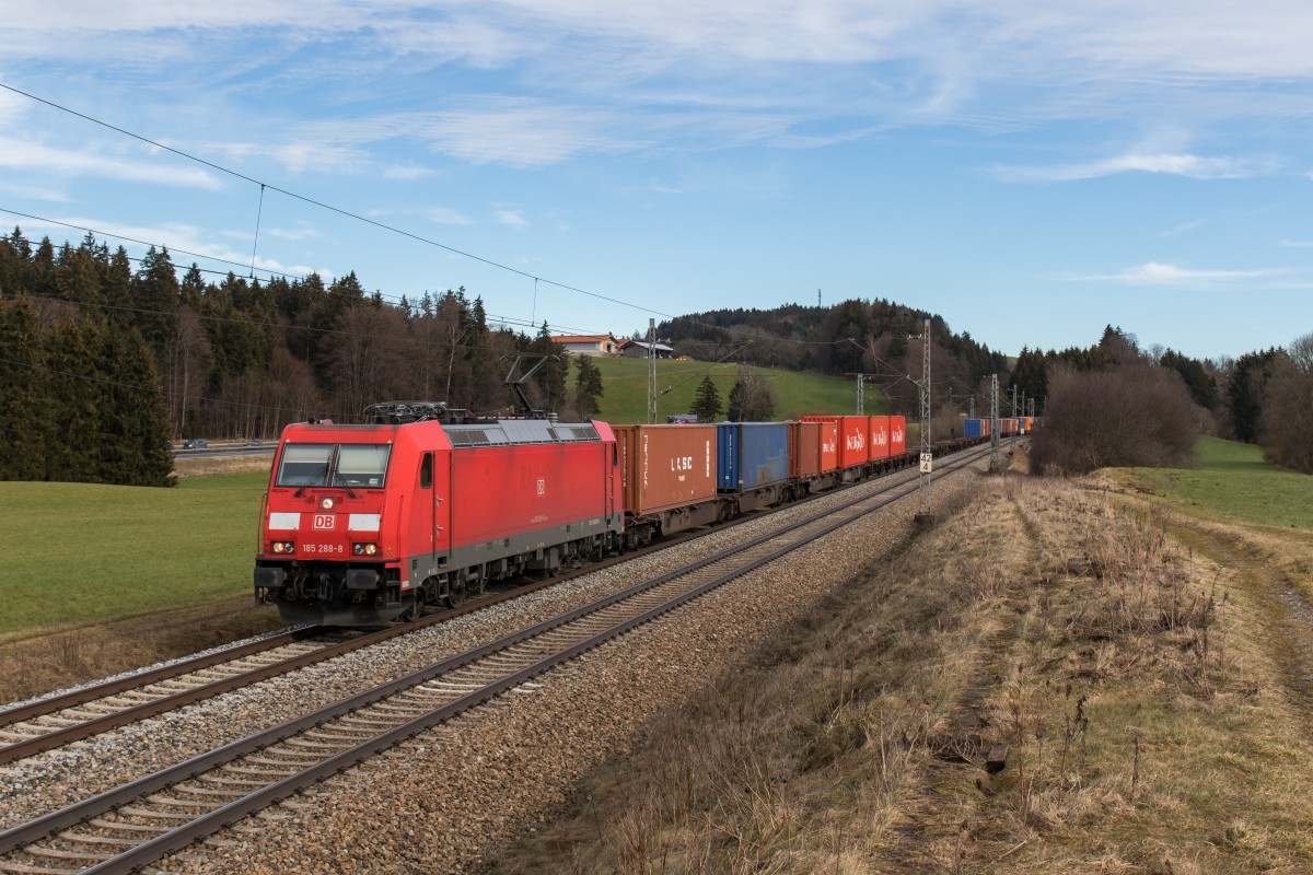 185 288-8 mit einem Containerzug aus Salzburg kommend am 13. Februar 2016 bei Grabenst�tt.