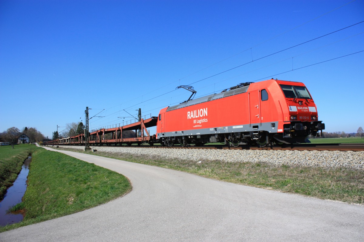 185 312-6 zog am 29. M�rz 2014 einen Zug mit leeren Autotransportwagen bei �bersee in Richtung Salzburg.