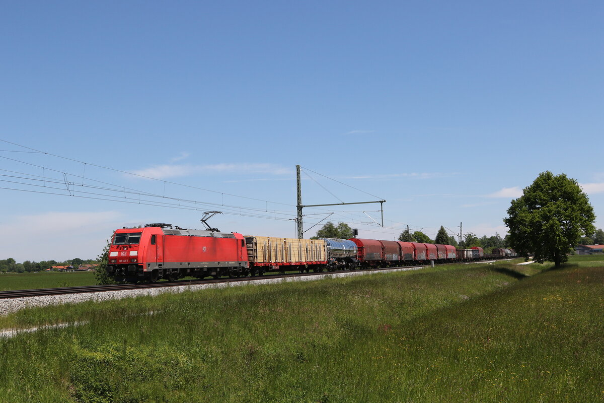 185 345 mit einem  Mischer  aus Salzburg kommend am 1. Juni 2021 bei �bersee am Chiemsee.