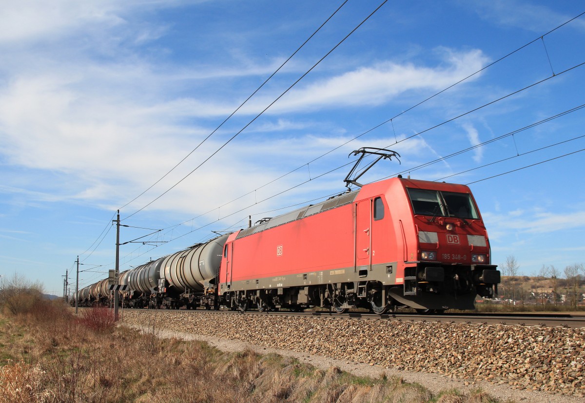 185 348-0 ist mit einem Kesselzug am 20. M�rz 2014 bei Gro�sierning unterwegs.