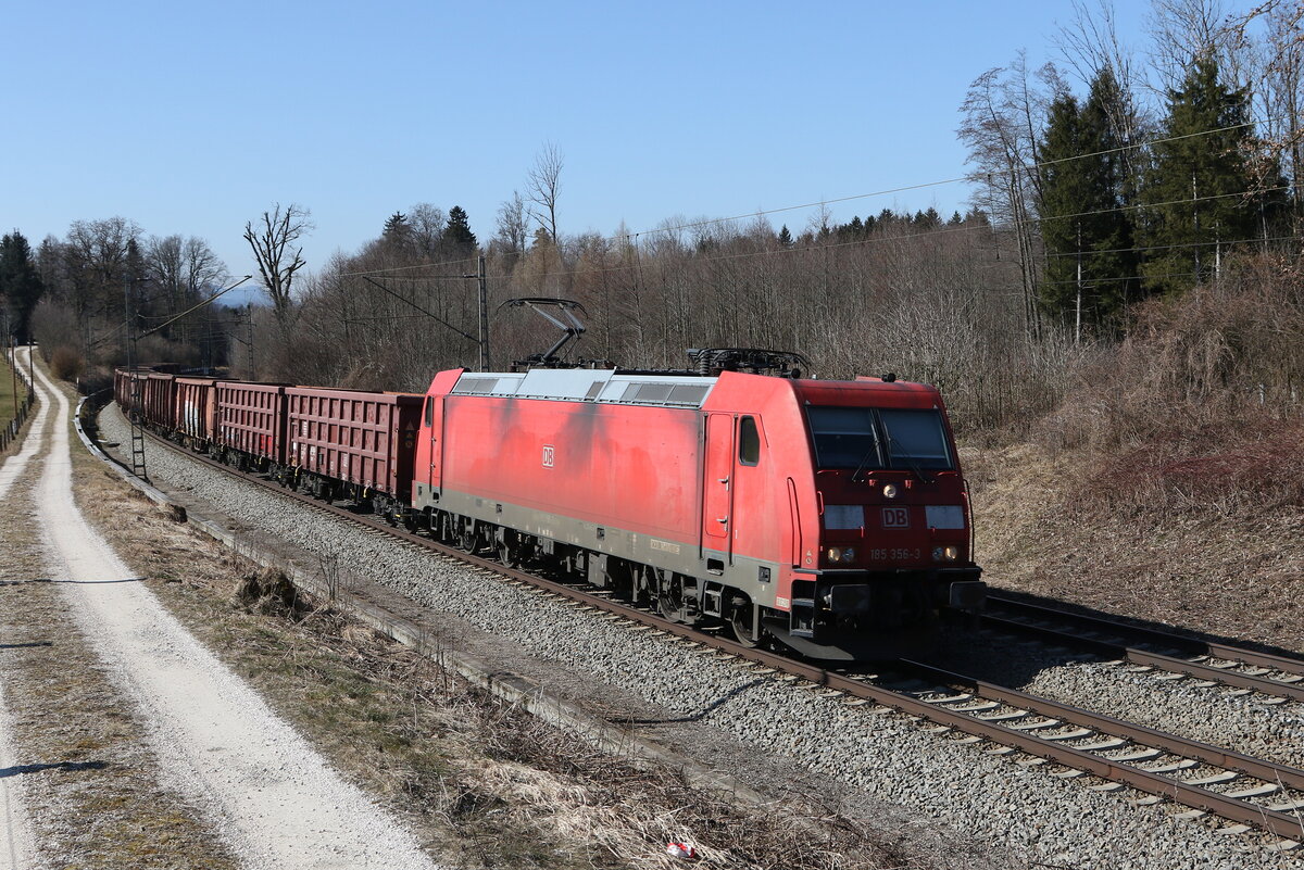 185 356 war mit dem  AICHER-Stahlzug  am 3. M�rz 2022 bei Grabenst�tt in Richtung Freilassing unterwegs.