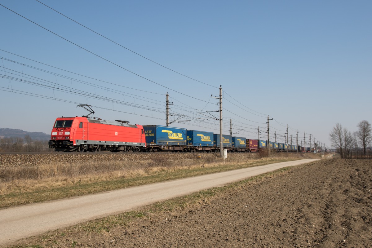 185 357-1 war am 18. M�rz 2015 mit dem  Walter-Zug  bei Gro�sierning unterwegs.