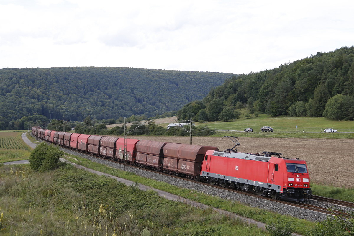 185 367-0 mit einem Erzzug am 18. August 2017 bei Harrbach.