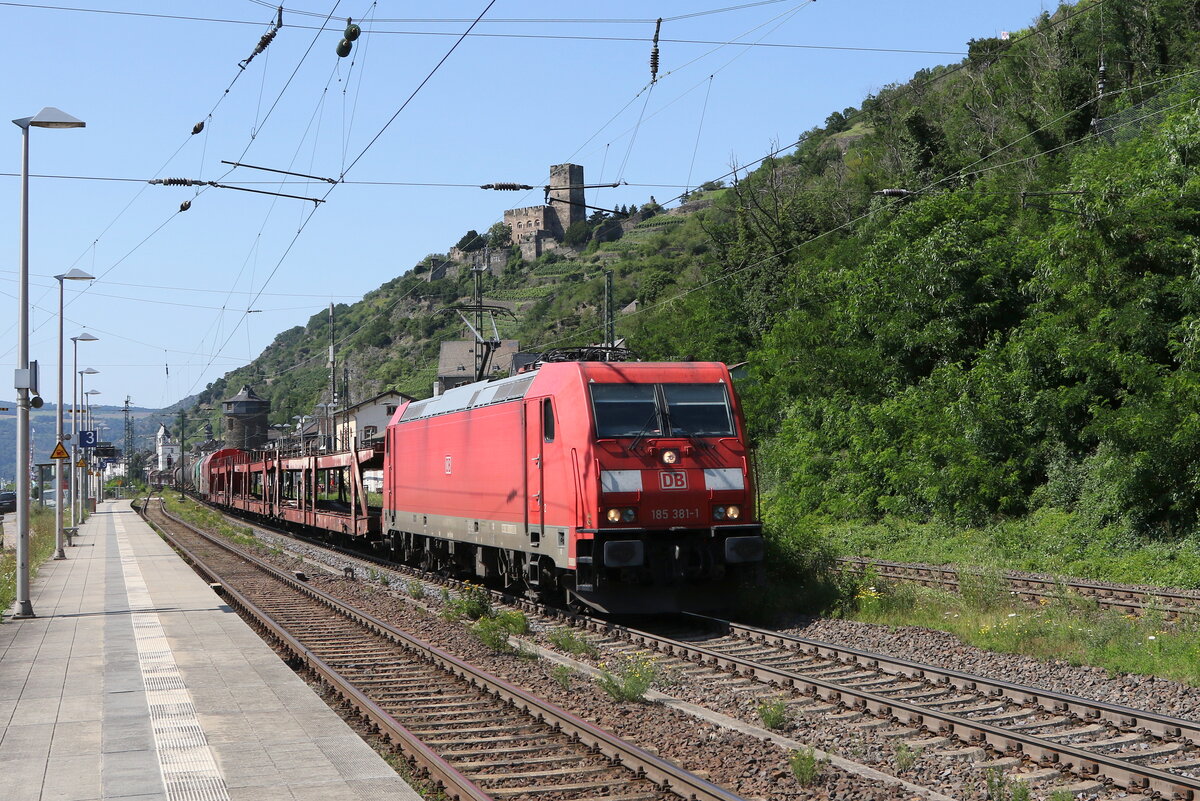 185 381 mit einem gemischten G�terzug am 21. Juli 2021 bei Kaub am Rhein.