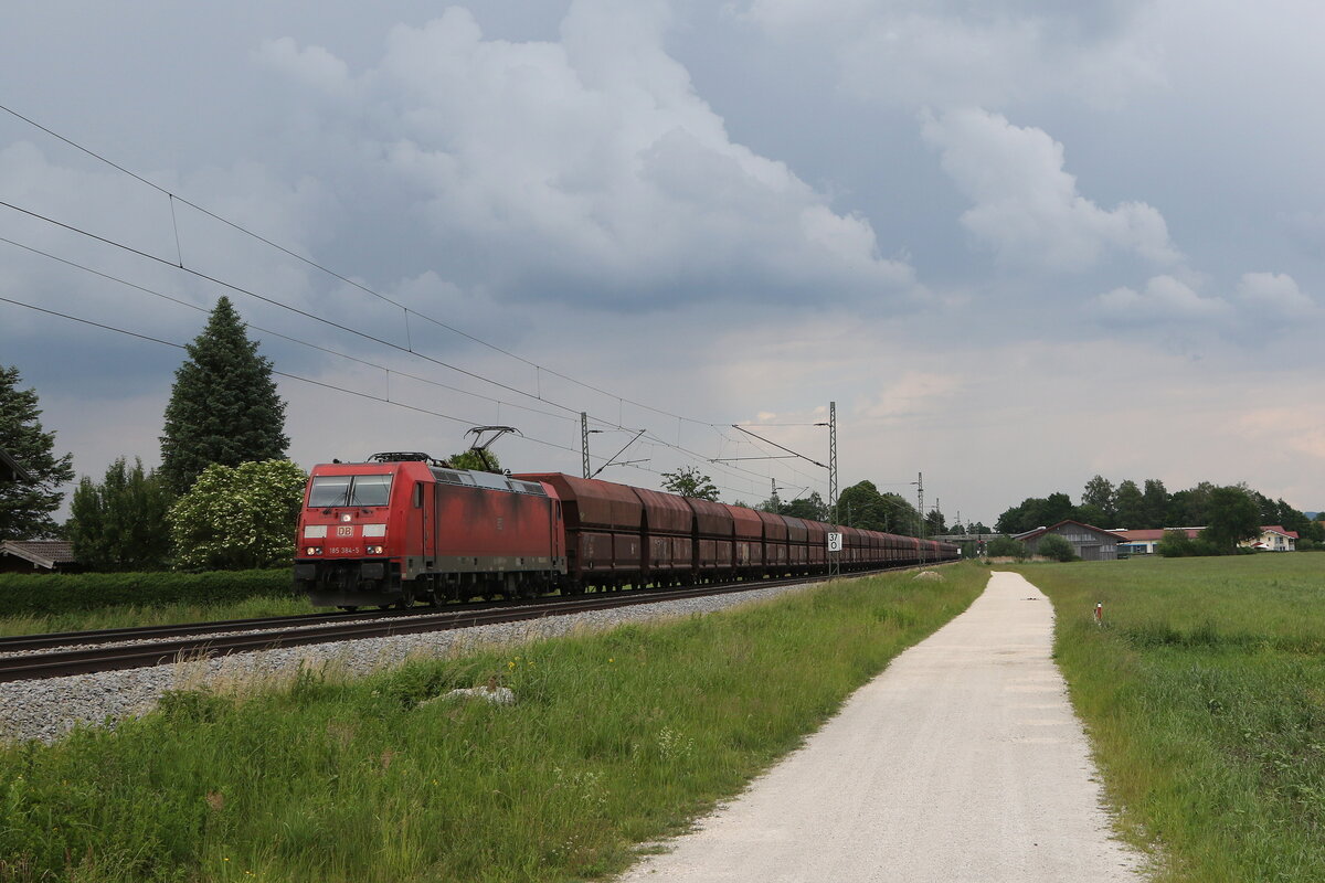 185 384 mit einem Erzzug aus Freilassing kommend am 10. Juni 2021 bei �bersee am Chiemsee.