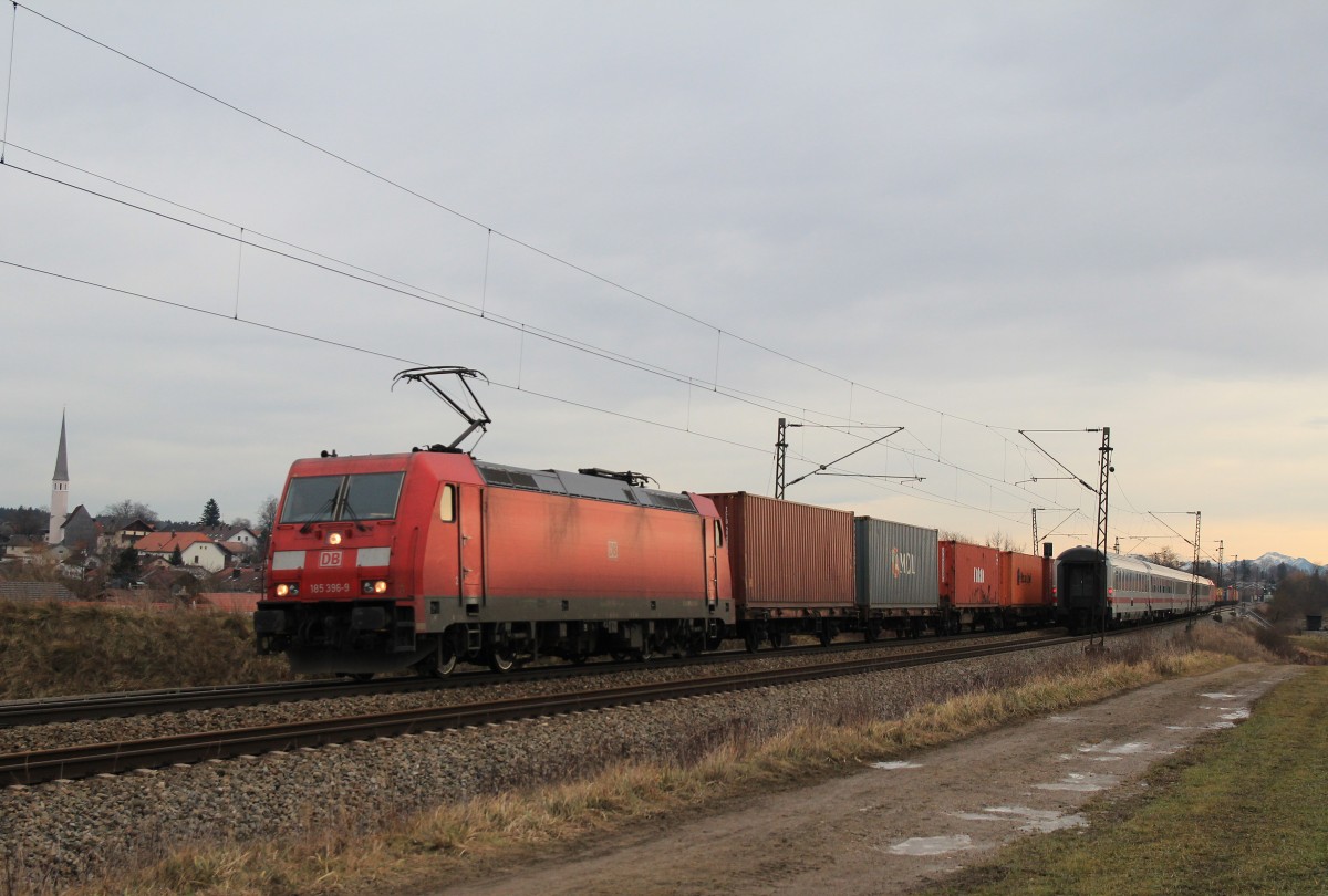 185 396-6 ist am 4. Januar 2014 bei Osterm�nchen in Richtung M�nchen unterwegs.