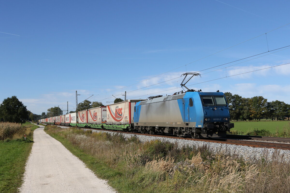 185 521 mit dem  MARS-Zug  aus M�nchen kommend am 15. Oktober 2021 bei �bersee am Chiemsee.