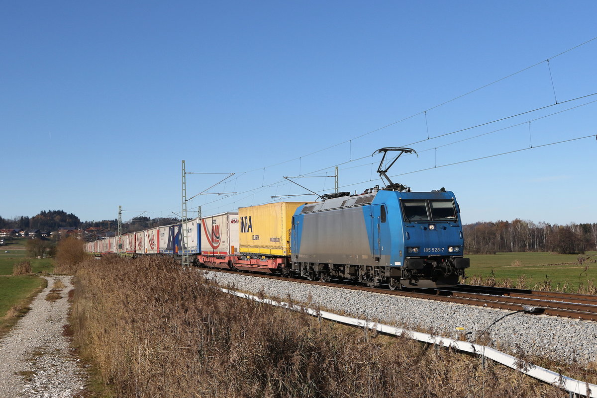 185 528 mit dem  Mars-Zug  aus M�nchen kommend am 22. November 2020 bei Bernau am Chiemsee.