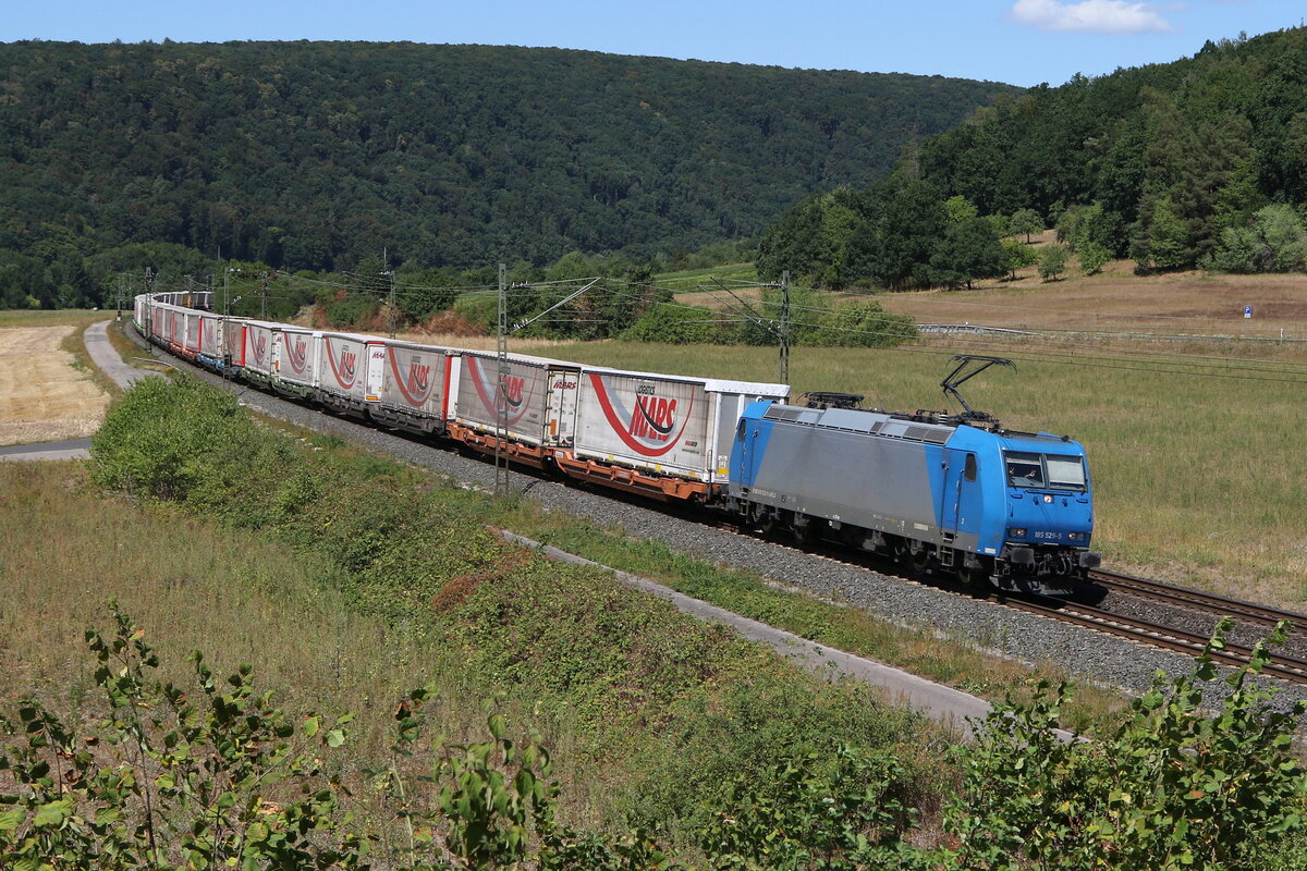 185 529 mit dem  MARS-KLV  aus Gem�nden kommend am 6. August 2022 bei Harrbach.