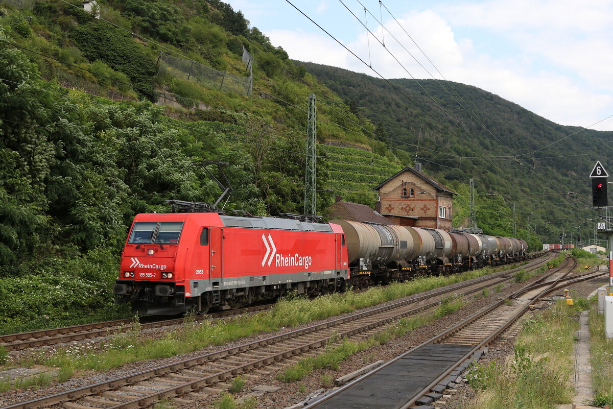 185 585 von  Rhein-Cargo  mit einem gemischten G�terzug am 22. Juli 2021 bei Kaub am Rhein.