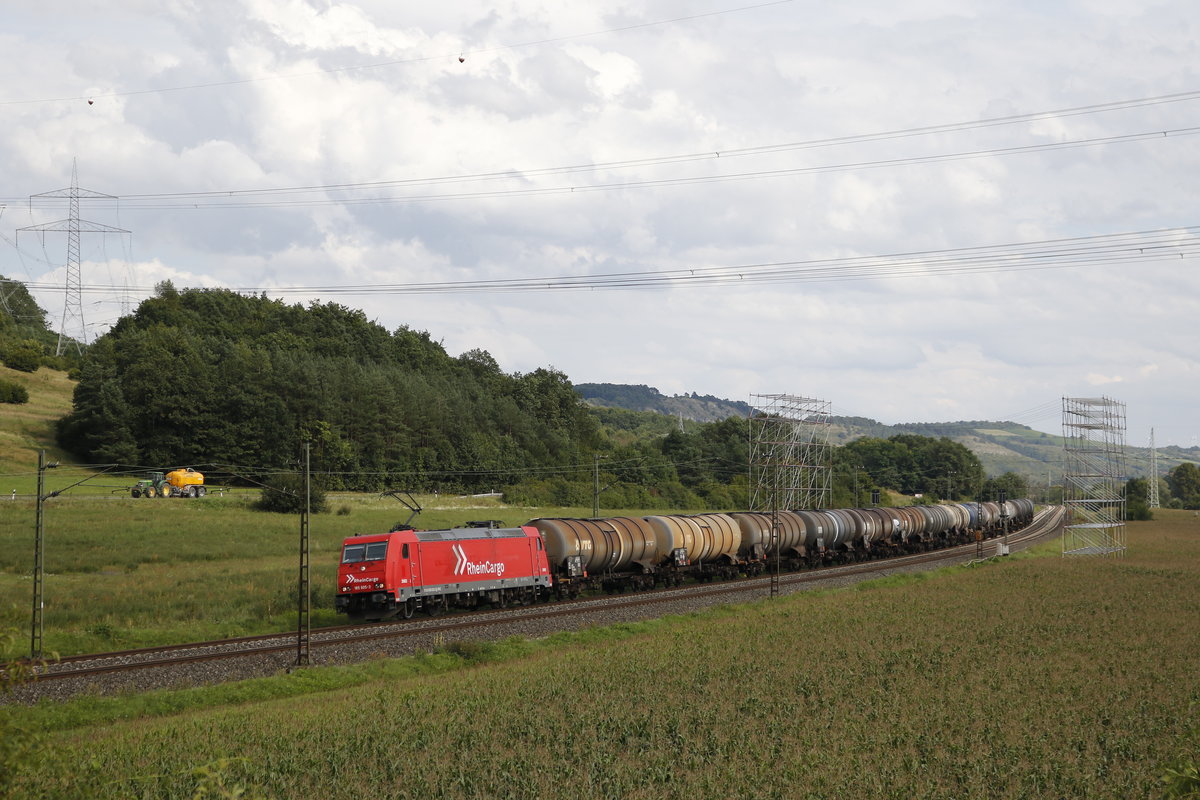 185 605-3 von  Rhein-Cargo  mit einem Kesselwagenzug aus W�rzburg kommend am 18. August 2017 bei Harrbach.