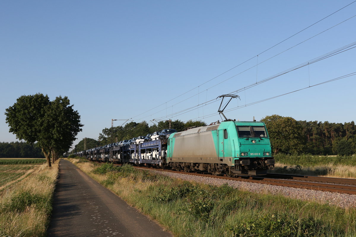 185 612 war am 26. Juni 2020 bei D�rverden mit einem Autozug in Richtung Bremen unterwegs.