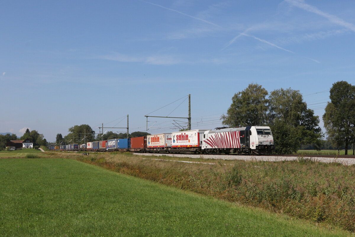 185 666 mit einem  KLV  aus M�nchen kommend am 30. August 2022 bei �bersee am Chiemsee.