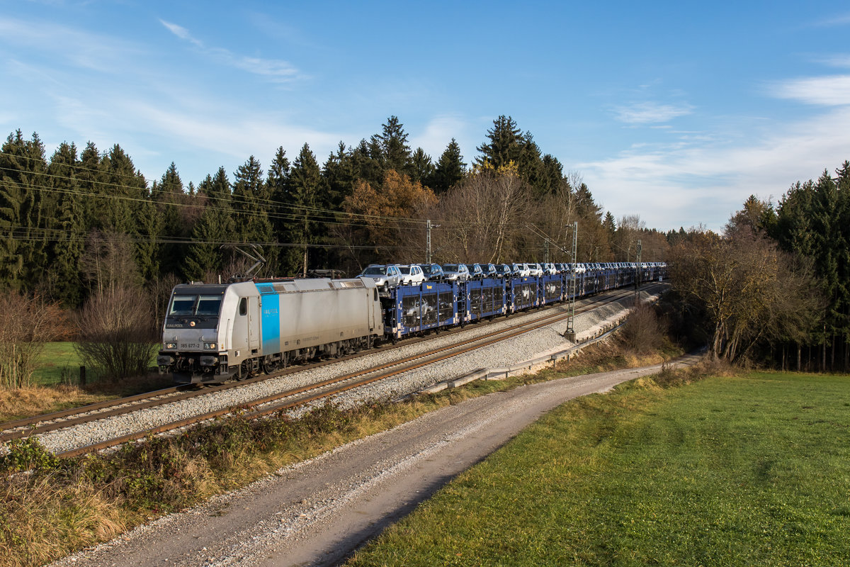 185 677-2 mit einem Autozug aus Freilassing kommend am 20. November 2016 bei Grabenst�tt.