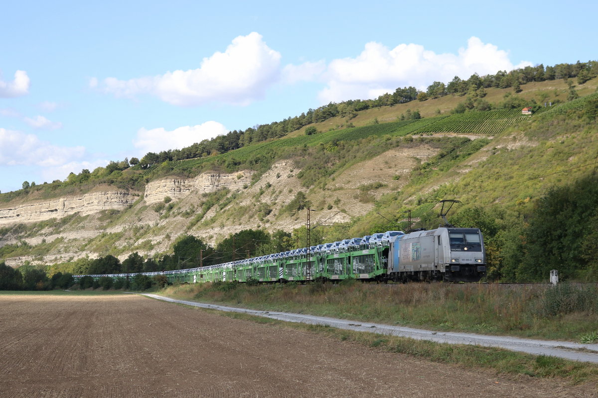 185 680 war am 2. September 2019 mit einem Autozug bei Th�ngersheim in Richtung W�rzburg unterwegs.