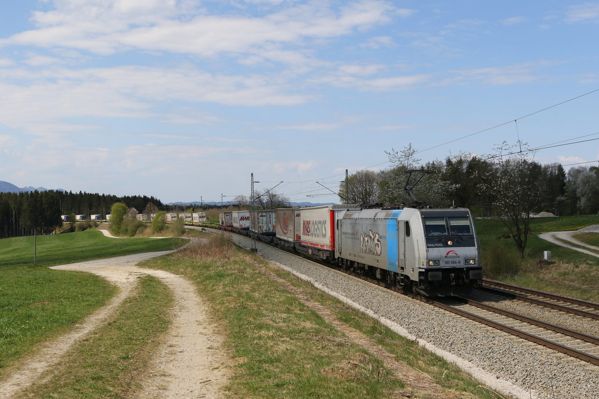 185 864 von  Railpool  ist derzeit f�r  TX Logistik  im Einsatz. Aufgenommen am 12. April 2020 bei Grabenst�tt im Chiemgau.