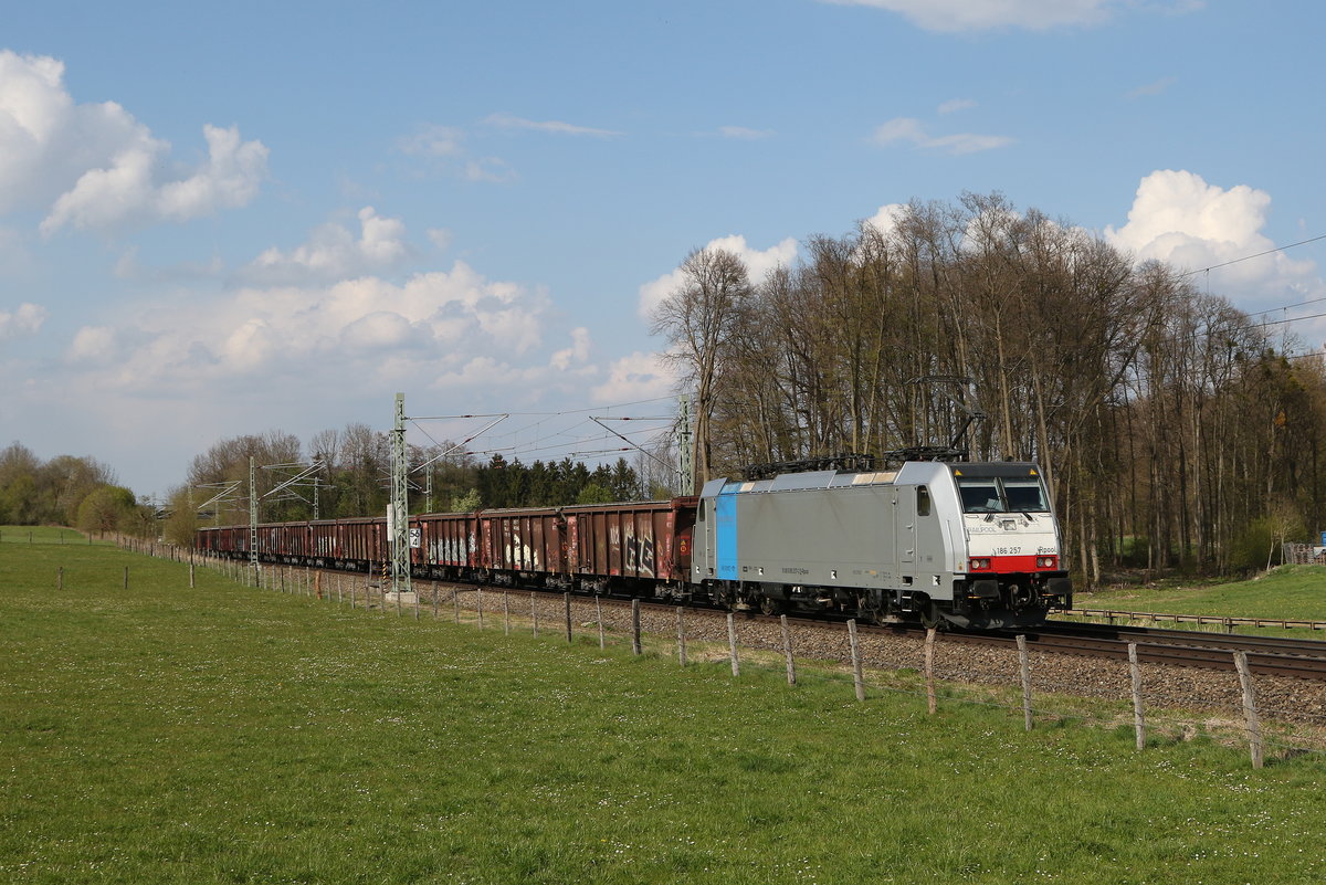 186 257 mit einem  Schrottzug  aus M�nchen kommend am 21. April 2021 bei Vogl.