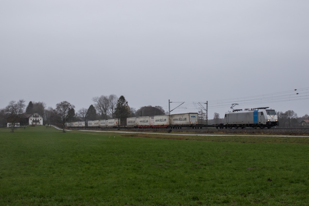 186 437 war am 1. Dezember 2015 bei �bersee mit dem  Ekol-Zug  in Richtung Salzburg unterwegs.