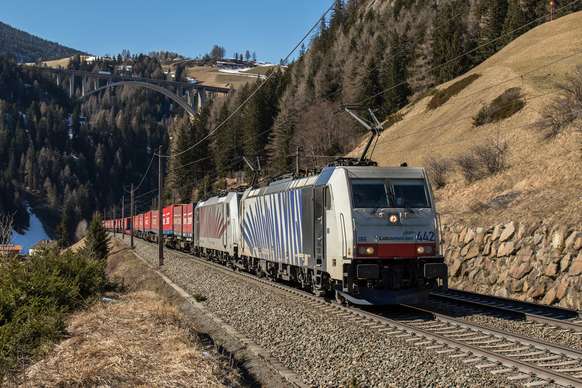 186 442 und 186 282 von Innsbruck kommend am 19. M�rz 2016 bei St. Jodok.