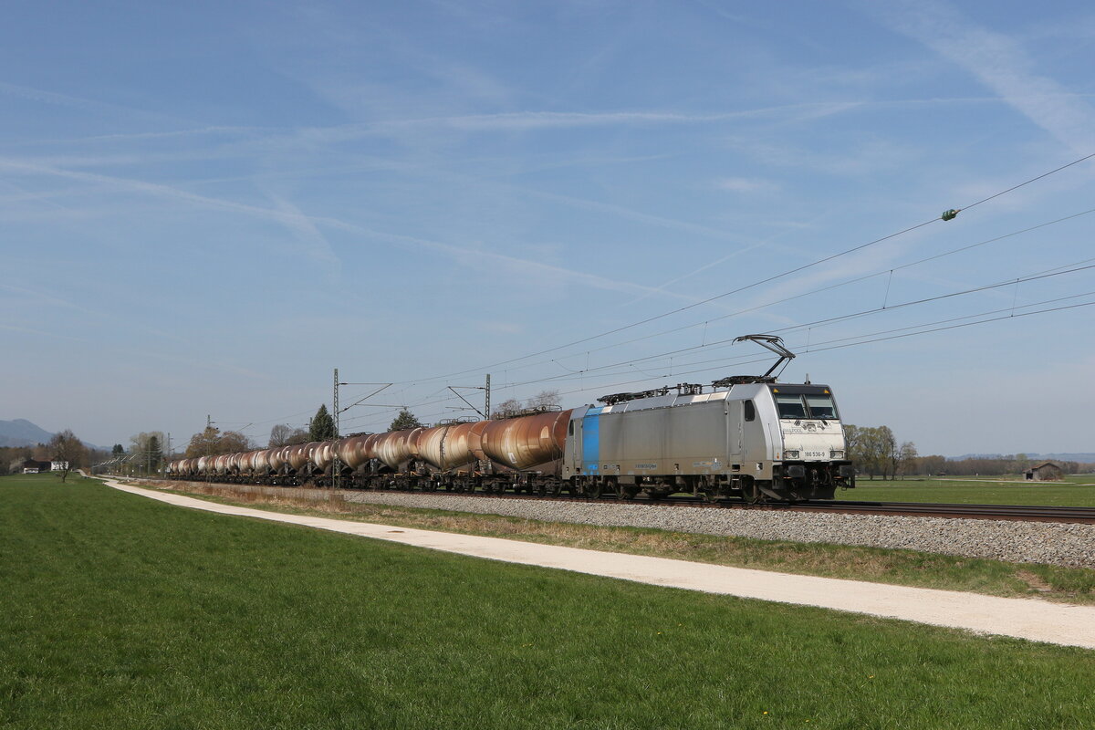 186 536 (Railpool) war mit Knickkesselwagen am 14. April 2022 bei �bersee am Chiemsee in Richtung Salzburg unterwegs.