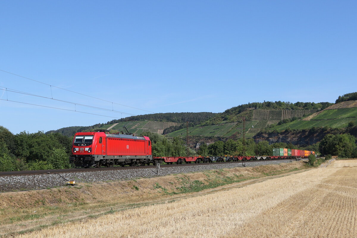 187 145 war am 7. August 2022 mit einem schwach beladenem Containerzug bei Himmelstadt in Richtung W�rzburg unterwegs.