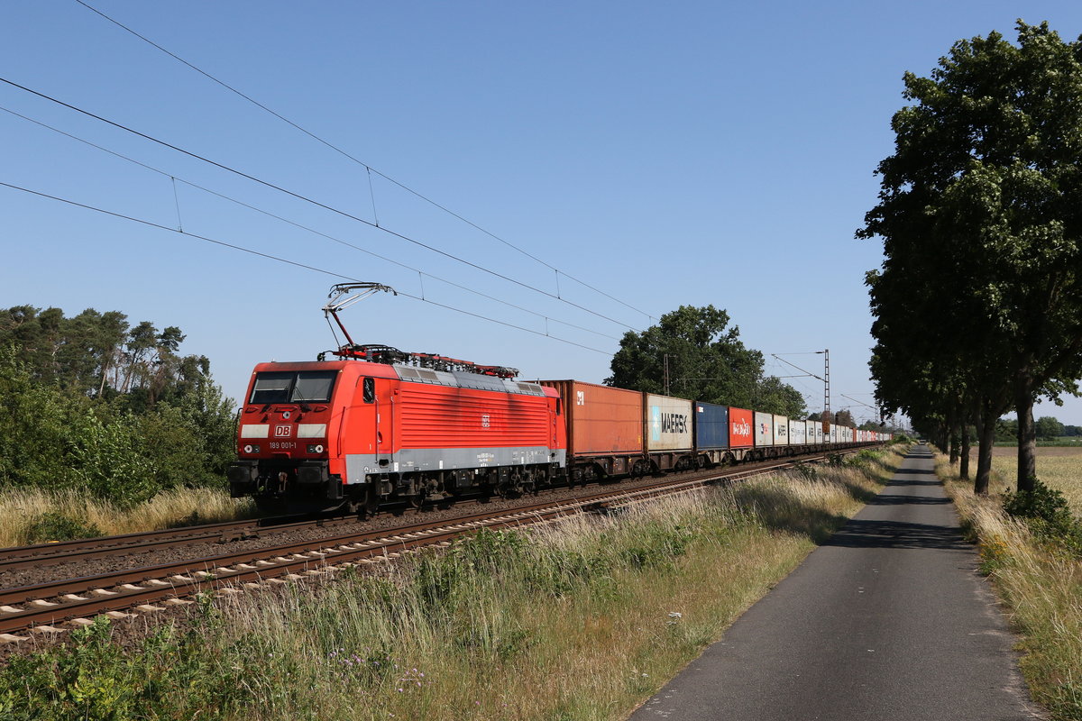 189 001 mit einem Containerzug aus Bremen kommend am 26. Juni 2020 bei D�rverden.