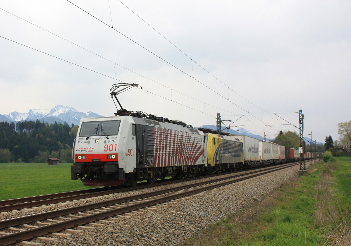 189 901 und 189 912 bef�rdern am 18. August 2014 den  Ekol-Zug  bei �bersee durch den Chiemgau.